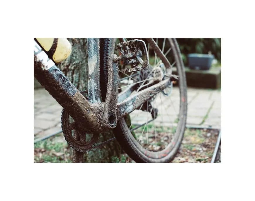 Jak wyczyścić klocki hamulcowe w rowerze, by uniknąć kosztownych napraw