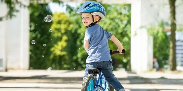 Jak ustawić siodełko w rowerku biegowym, aby dziecko było bezpieczne?